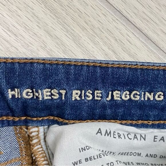 American Eagle | Medium Wash Distressed Highest Rise Jegging Size 4 - Picture 8 of 9